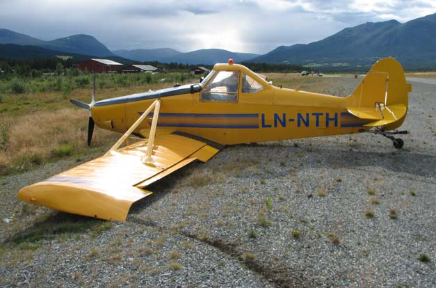 Statens Havarikommisjon for Transport Side 3 Drivstofftanken på LN-NTH er plassert bak brannskottet, mellom motor og cockpit. En drivstoffindikator er montert like foran tanklokket. (Ref. fig. 1).