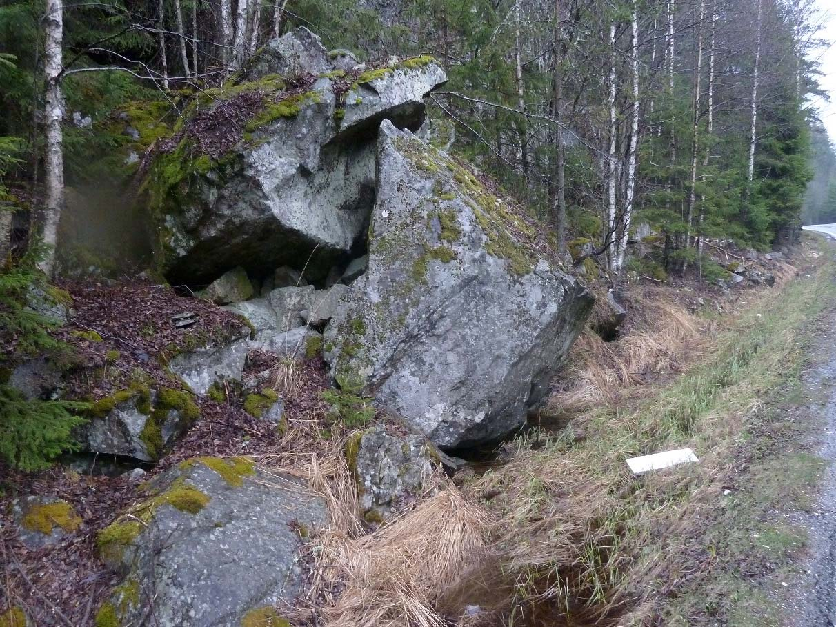 Tilrådast å utføre blokkdemolering. Fig 4: Ca km 350. Større blokk ned mot grøft. Tolkast å ligge på blokk og blaute massar i underkant.