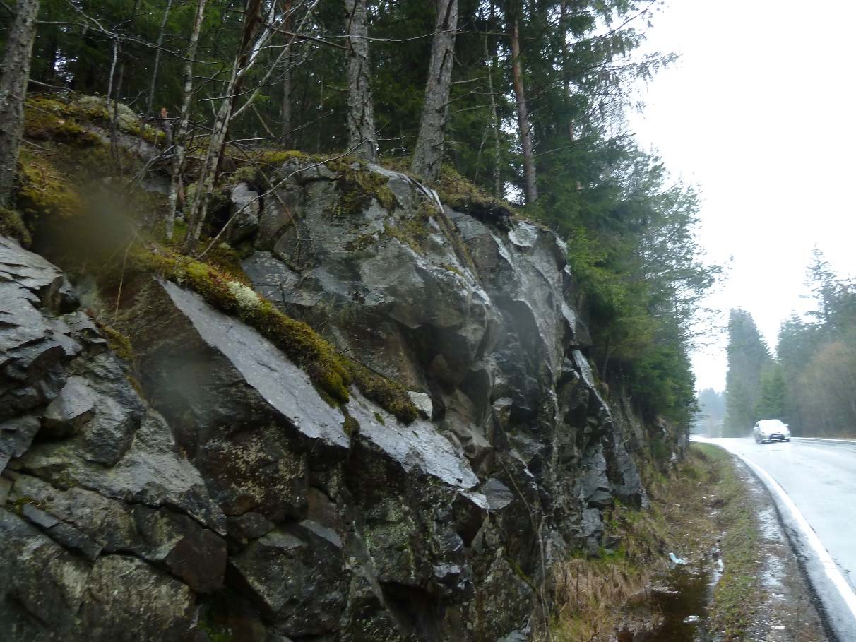 Fig 6: Ca km 380. Fjellskjæring langs veg er her oppsprukken og har laust blokkmateriale. Dreneringstiltak her vil måtte foregå direkte i nedkant av skjæring.