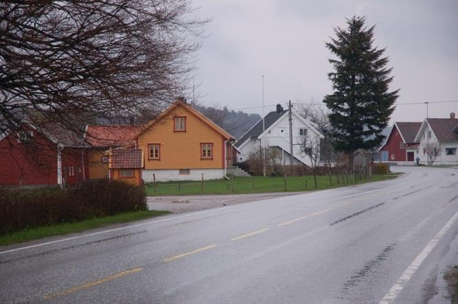 Her finnes og et stort bosetningsområde fra jernalder/middelalder. Gårdsgrensen mellom Tangvall og Eik går langs Gamleveien.