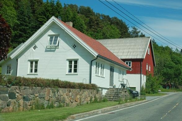 Sandbekken og Hestebeide har begge våningshus fra første halvdel av 1800-tallet, sistnevnte i tradisjonell sørlandsstil.