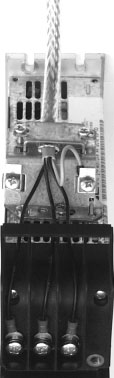 Figur 7: Skjermklemmer 084AXX Montering Figuren viser riktig installerte skjermklemmer ved nett- og bremsetilkoblingen på en nettmodul, motortilkoblingen på en aksemodul