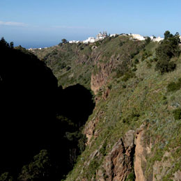 finnes i området. Severdigheter i byen: Kirken la Iglesia de Nuestra Señora de la Candelaria. Den henger over klippen som faller ned i Barranco de Moya.