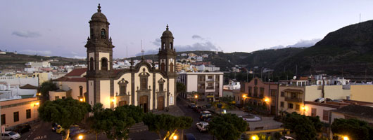 befolkningstettheten på Gran Canaria Nord, og en av de høyeste på øya. Den største befolkningstettheten er i en landsby, inn over i kommunen, som heter La Atalaya.