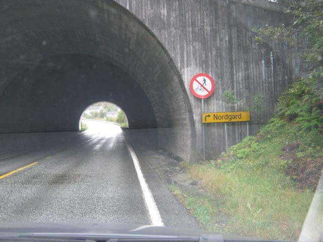 TS-INSPEKSJON AV EKSISTERENDE VEG Punkt nr.: 92 Fv 564 Salhusvegen - Delstrekning 2 - Vedlegg b 4,805-4,77 Mot Butt ende på tunnelportal utvendig og innvendig i tunnelen ved ca.