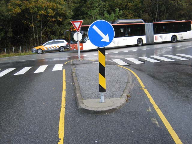 og manglende taktil merking ved gangfeltet på trafikkøya og til hver side.