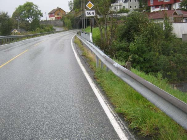 rekkverksende fjernes og nytt N2 rekkverk monteres fra busslommen og frem til eks.