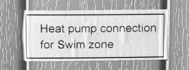 TILKOBLING AV VARMEPUMPE Dersom man har bestilt et swimspa med varmepumpe vil det være ferdig for tilkobling på innsiden av kabinettet.