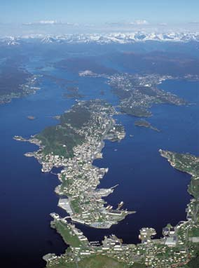 Oversiktsbilde over Ålesund og Ellingsøya Spørsmålet om et interkommunalt samarbeid om havneoppgaver ble reist i et møte i mai 2002.