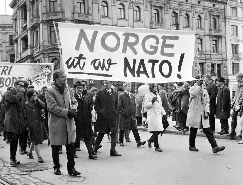 16 Arbeiderhistorie 2003 Med ungdomsopprøret som startet i 1960-årene, markerte AUF seg med en selvstendig kurs og strategi i forhold til partiet, som her i 1. mai-toget i 1967.