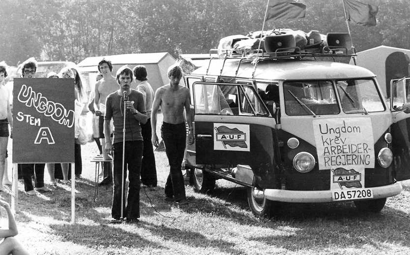 19 Formannen Rune Gerhardsen presenterer AUFs politikk på Olavsberget campingplass i Telemark under en valgturné i 1973.