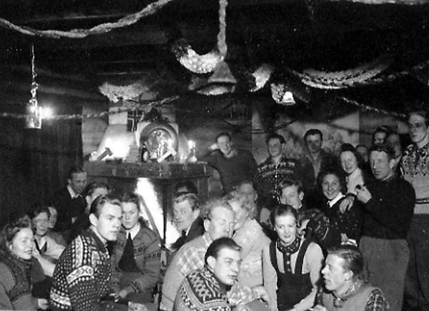 13 AUF-ungdom gikk aktivt inn i motstandsarbeid under krigen. Bildet er fra en illegal tur på «Tårnhytta» i Bærum i 1941.