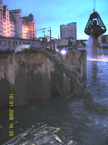 Byggeplassobservasjon BO_069 fra 11.01.08 og BO_070 fra 14.01.08 rapporterer om nedsunket siltgardin som har redusert funksjon som spredningshindrende tiltak.