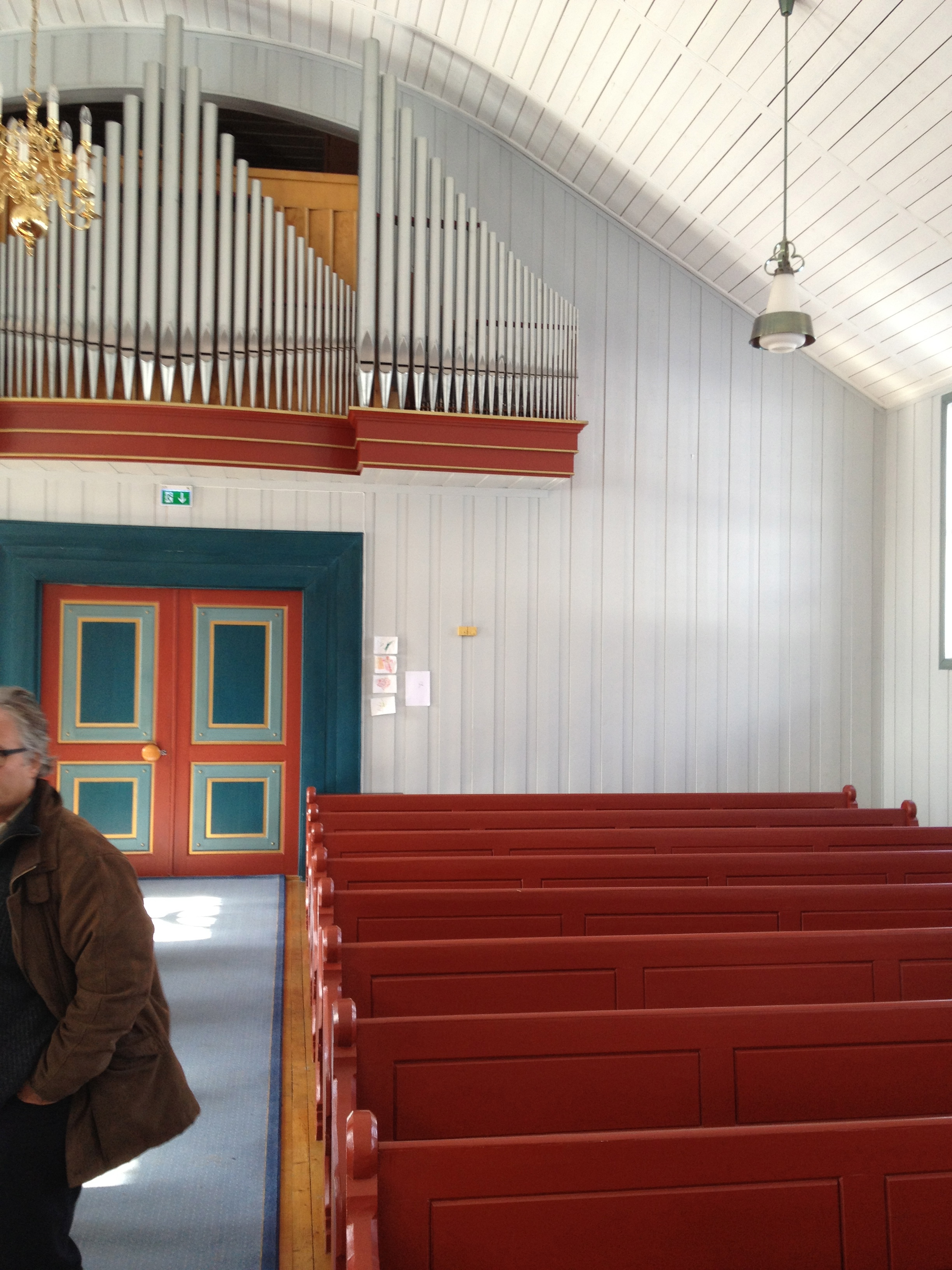 Vestre, bakre del av kirkerommet. Alternativ orgelplass er til høyre på bildet. For å oppnå maksimal fleksibilitet for plasseringen av det nye orgelet, må den nåværende orgelfasaden fjernes.