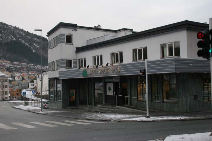 Storetveitveien 5 Storetveitveien 5, gnr 3/ bnr 93, "Fanahallen", ble oppført i 935 tegnet av arkitekt Johan