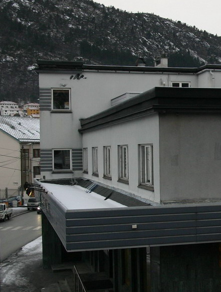 Bygningen kan også sees i sammenheng med Forum Kino(939-946), av arkitekt Ole Landmark som også er et