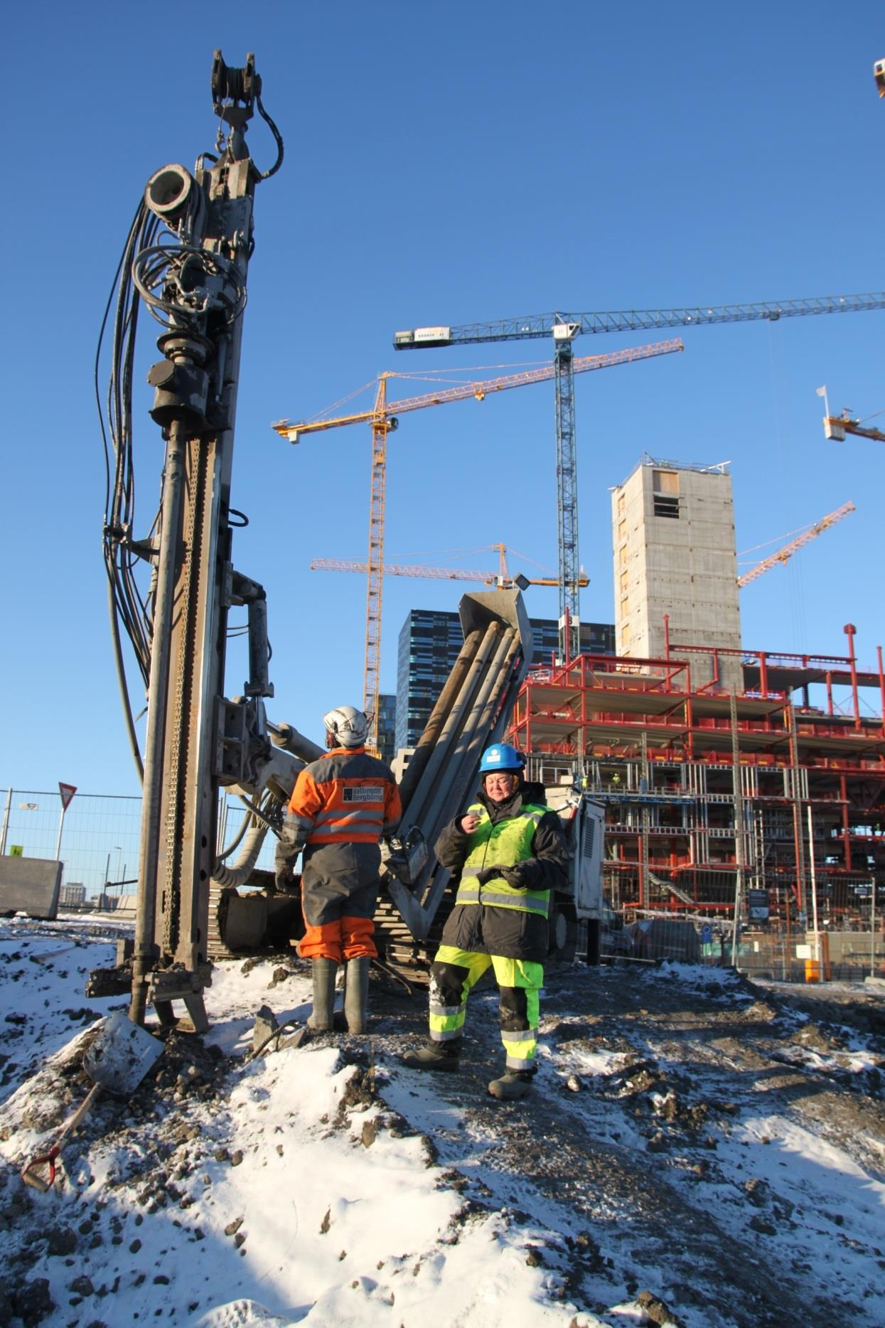 Figur 4: DEG-prosjektet. Boring i tele og sprengkulde. Konklusjon: Arbeidet på DEG var svært krevende. Det er vanskelig å ha full oversikt på anlegg hvor så mange er involvert.