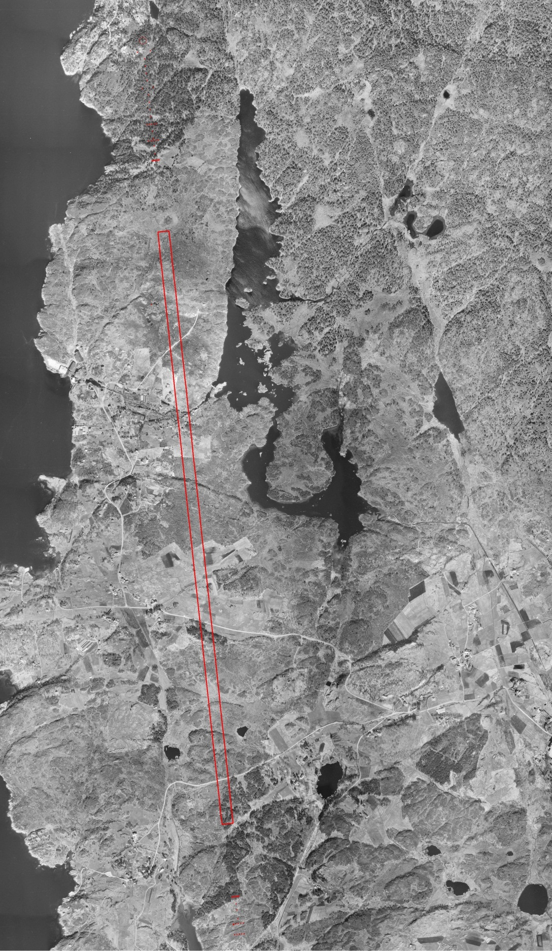 Introduksjon 10 Figur 1. Flesland fotografert i 1951 med dagens flystripe markert i rødt. Legg merke til at det var vanndekt areal mellom Langavatn og Skjenavatn.