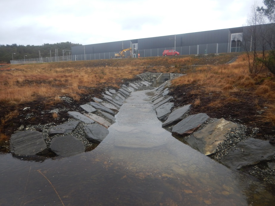 Denne renner ut i Store Veitabekken (øvre del av Fleslandsvassdraget).