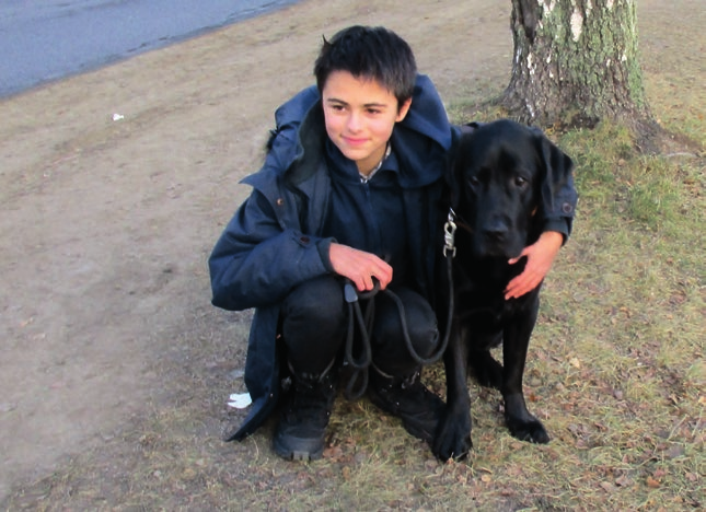 FØRERHUNDSKOLEN Amelia med hund. Amelia (12) + Carlos (3) = SANT Norges første tjenestehund for barn med autisme er overlevert.