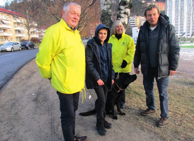 Amelia og Carlos i lag med gode venner. I gule jakker ser vi president Tone Haugen Jensen og leder for sosialkomiteen, Jens Gran.