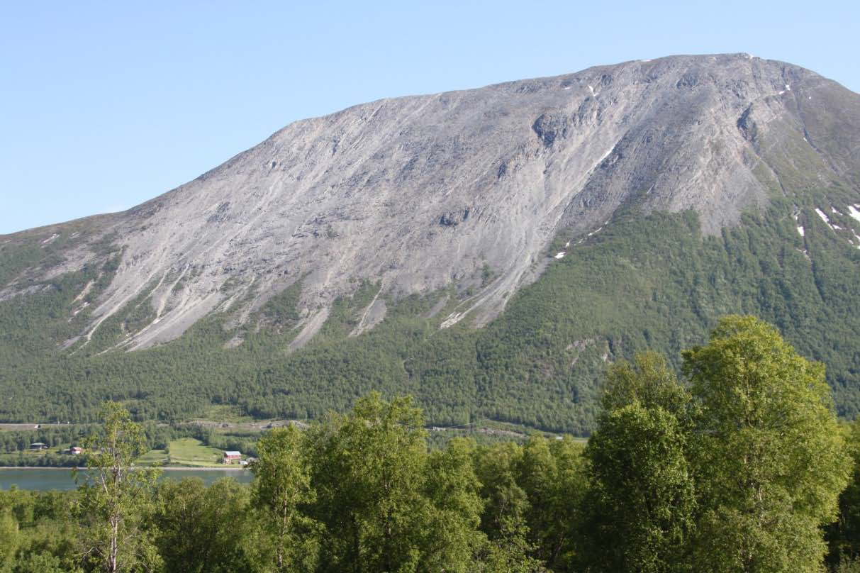 Figur 11 På sørsida av Perstinden ligger terrenget til rette for store snøskred som kan