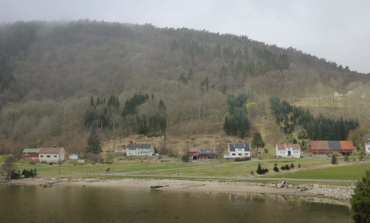 Side: 15 30, er ca. 45-100 m. Over det varierer helningen på fjellsiden lite mellom 25 og 45 unntatt en nesten vertikalt parti ca. 3-6 m høy mellom kotene 65 og 75 over den sørlige delen (Figur 11).