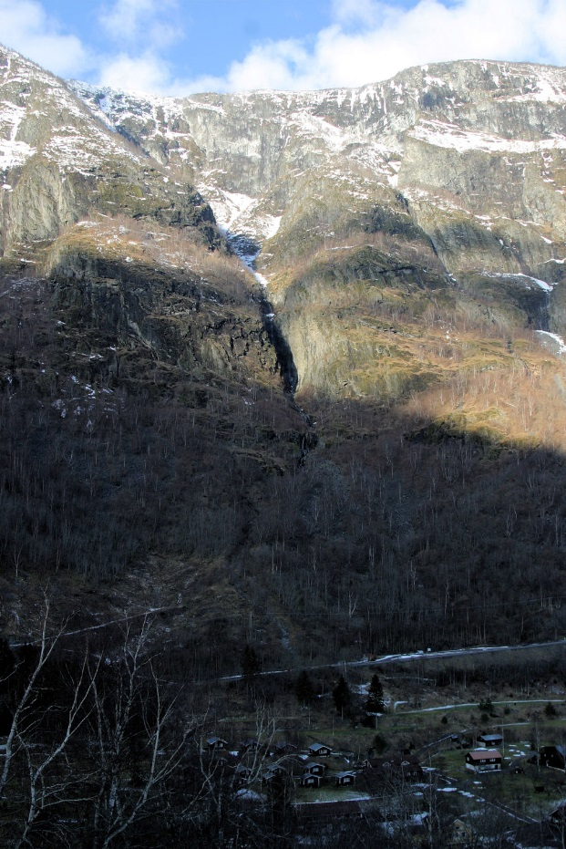 Side: 11 5 Områdebeskrivelse Undersøkelsesområdet ligger på elvesletten i Flåm lengst sør i Aurlandsfjorden som er en del av Sognefjorden.