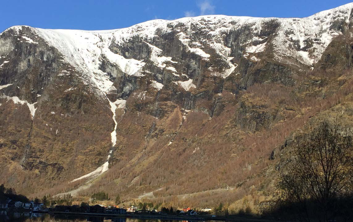 Side: 16 Figur 8 Et mindre våtsnøskred gikk i Norpas skredfar vinteren 2008. Dette er det største skredområdet med Flåm Camping og ses lengst til venstre på bildet.