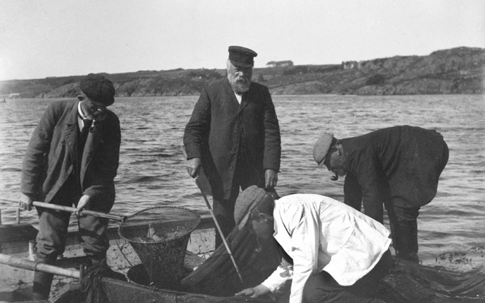 Strandnottrekk er utført regelmessig siden 1919. Dette bildet er fra 1910 og viser stiftamtmann D. Koren (t.v.), G.M. Dannevig, A. Dannevig og A. Vesthassel.