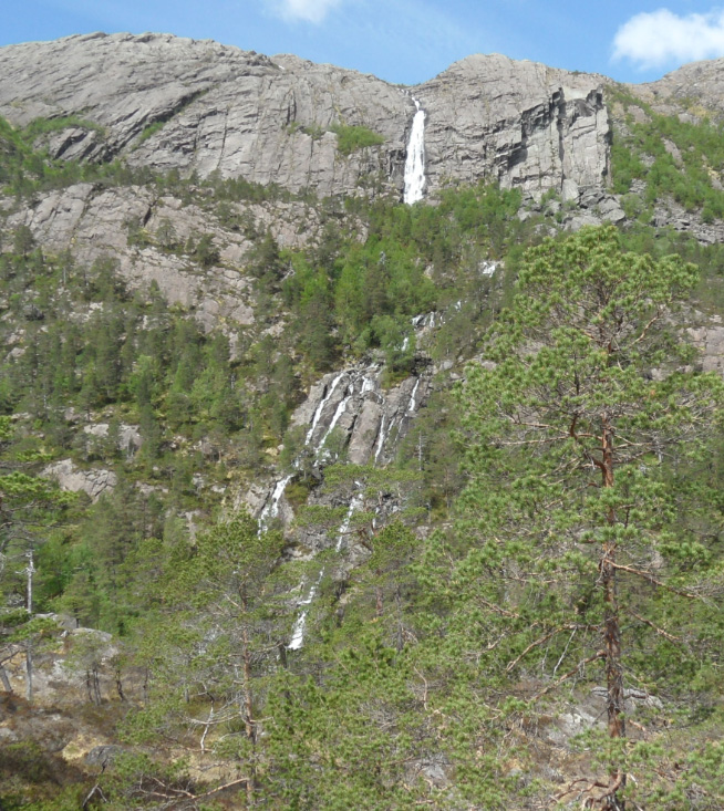 Grønskredfossen sett frå neset mellom Fessevatnet og