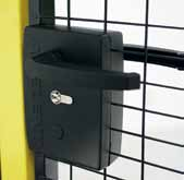For å forhindre at døren går i lås utilsiktet, er det plassert en plate med tre hull ved siden av X-Lock -en.