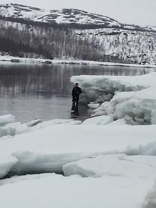 Bilde til høyre er tatt av Arctic Dive AS under deres ismålinger i april.