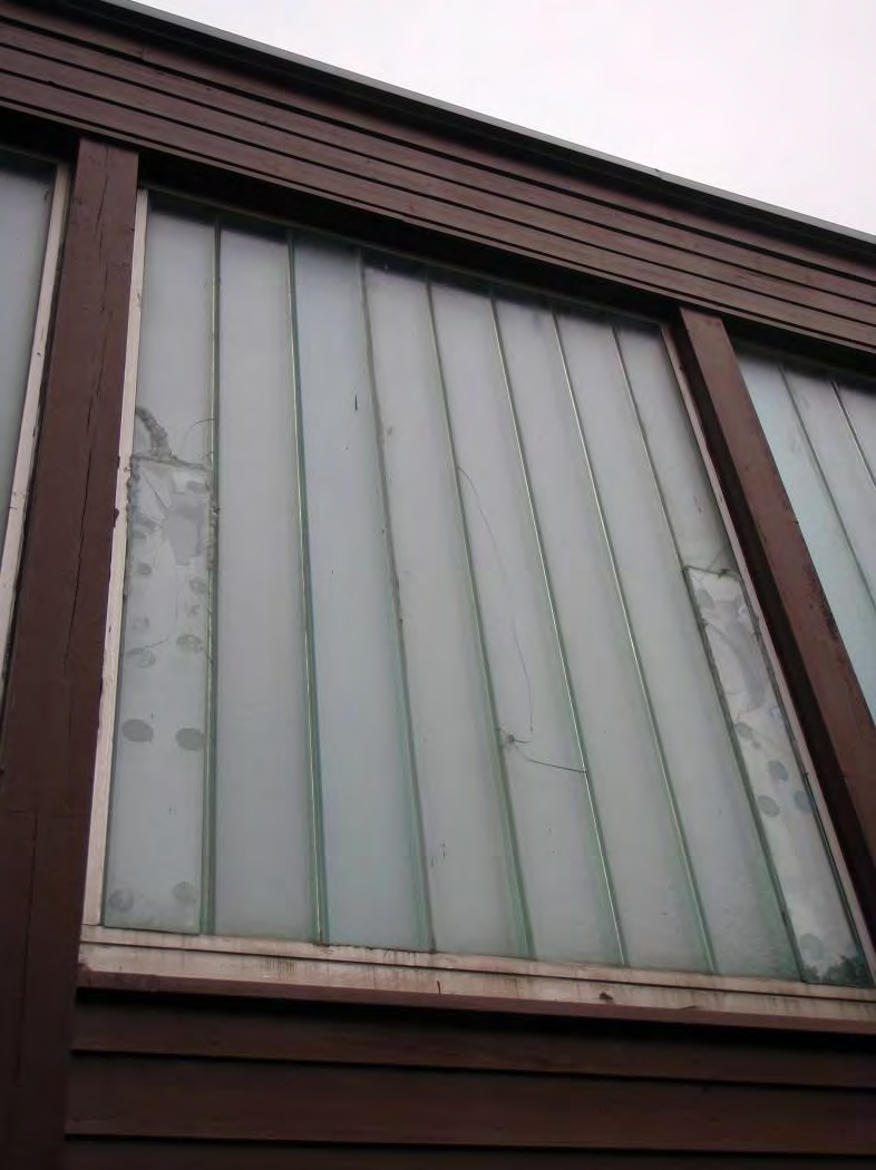 04: Originale vinduer har fuktskader og er stedvis punkterte.
