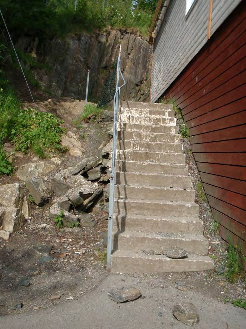 02: Trapp i sørende av SFO-del har avskallinger og jord/grus til side for trappen eroderer bort.