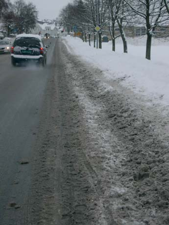 fortau; langs mange av hovedvegene blir snø, saltslaps og is blitt brøytet fra veien og lagt på fortauet, for så å bli liggende i ukesvis eller til våren kommer.