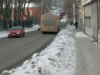 Forholdene i sentrale bystrøk som Elgeseter bro, Gamle bybro, Bakke bro, Bakklandet og Nedre Møllenberg er i lange perioder preget av sykkelanlegg begravd under snøhauger, fortau fulle av snø, og