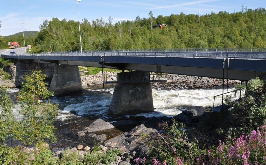 Figur 10. Plassering av Neiden bru og oversiktsbilde Figur 11. Nedbrytning av belegget på gang og sykkelbane på Neiden bru.