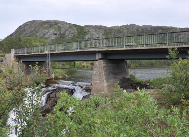 2.6 Adamsfossen Bru nr. 20-0757, lengde 32 m, vedlikeholdt med 2x60 µm høysink primer i 1999. Brua krysser en elv ca. 100 m fra Laksefjorden.