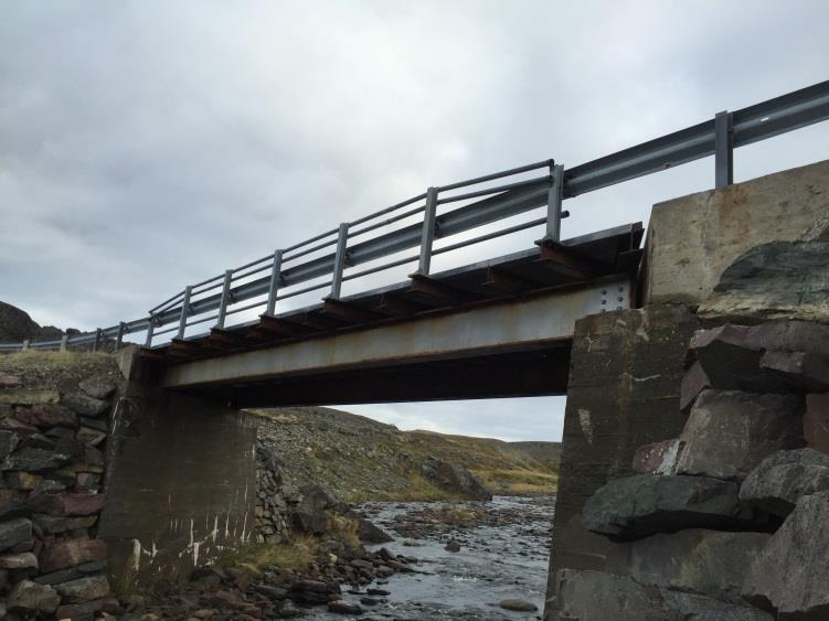 og 118. Brua ligger omkring 300 m fra havet. Eksponeringsmiljø: Værhardt kyststrøk.