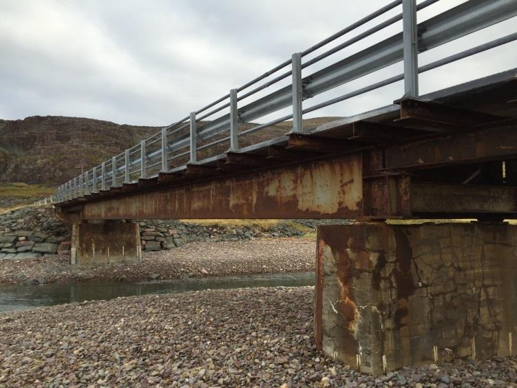 Brua ligger noen få meter fra havet. Eksponeringsmiljø: Værhardt kyststrøk. Figur 21 viser plassering av brua og et oversiktsbilde.