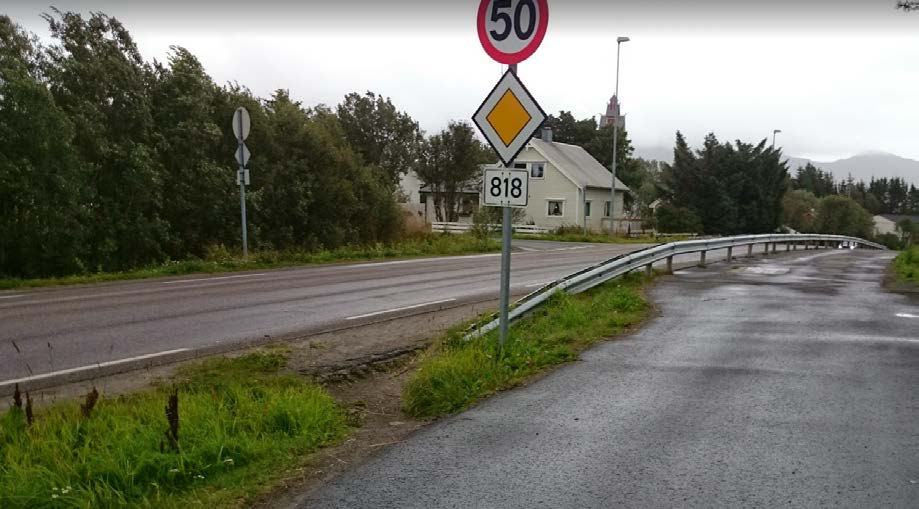 Snarvei som skolebarn bruker til daglig er markert med hvit ring. Skolebarn krysser fylkesveien fra Gravdalsgata til skoleområdet. Fartsgrense på fylkesveien er 50 km/t.