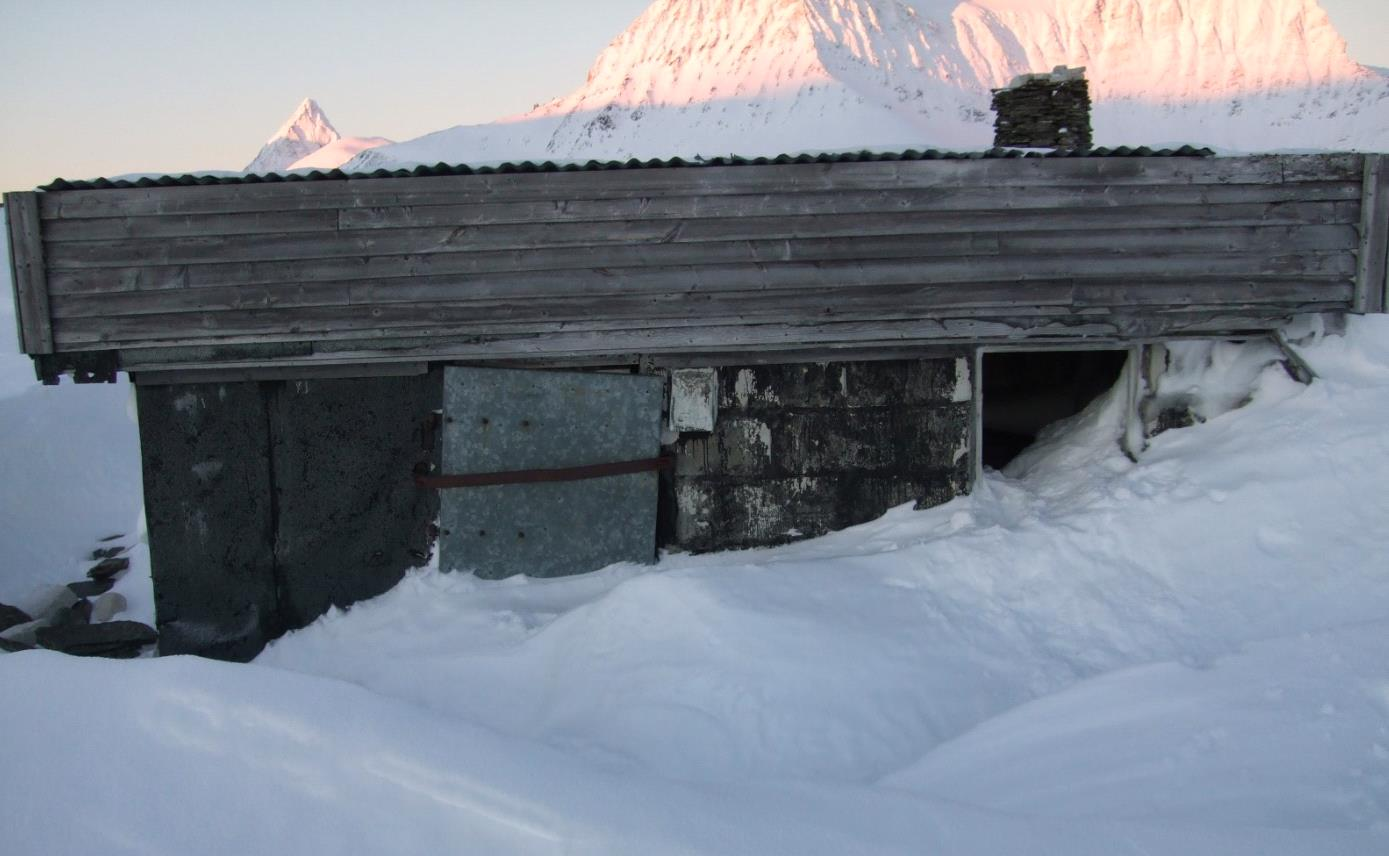 Bildet viser OP-hytta slik den fremstår i dag. Vurdering OP-hytta er nå i dårlig forfatning. Dører og vinduer er ødelagt, og det kommer snø inn i hytta.