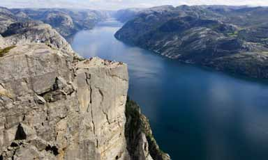 Programmet Preikestolen De fleste vil få dra på dagstur hit. Turen opp tar et par timer, og platået rager 604 m over Lysefjorden.