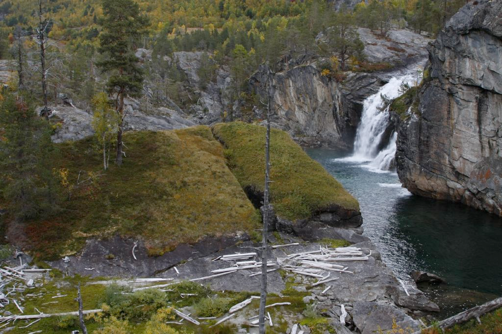 Foto: Kim Abel Høye bergvegger er dominerende i nedre