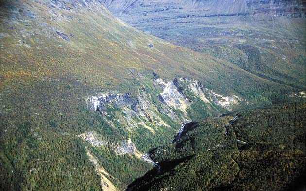 LT 3 Storforma elvejuv Bilde 9. I den opprinnelig noe vide U-dalen, mellom Solvågtind og Tjørnfjellet, har Junkerdalselva grad ut et stort og dypt elvejuv.
