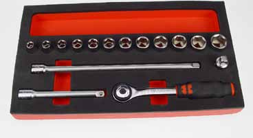 toolsystem 3/8 pipesett Innhold: 16 deler Skralle, forlengere 125/250 mm, universalledd 12 stk. 6-kt. piper: 8-19 mm Størrelse 2/ 185 x 335 mm art. nr.