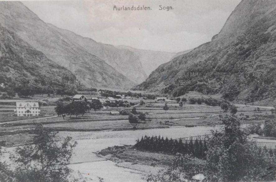 Resultater 26 Figur 24 Aurlandselva sett fra Aurlandsvangen oppstrøms mot det gamle skolebygget (tatt ca. 1910-20).