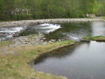 Vannføringen er relativ liten og vurderes å ligge mellom 20 og 100 l/s.