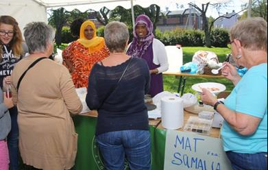 Til venstre: I fargerike drakter fra hjemlandet tilberedte Fatima Ali Katun og Mandel Mahammed Adam mat fra Somalia.